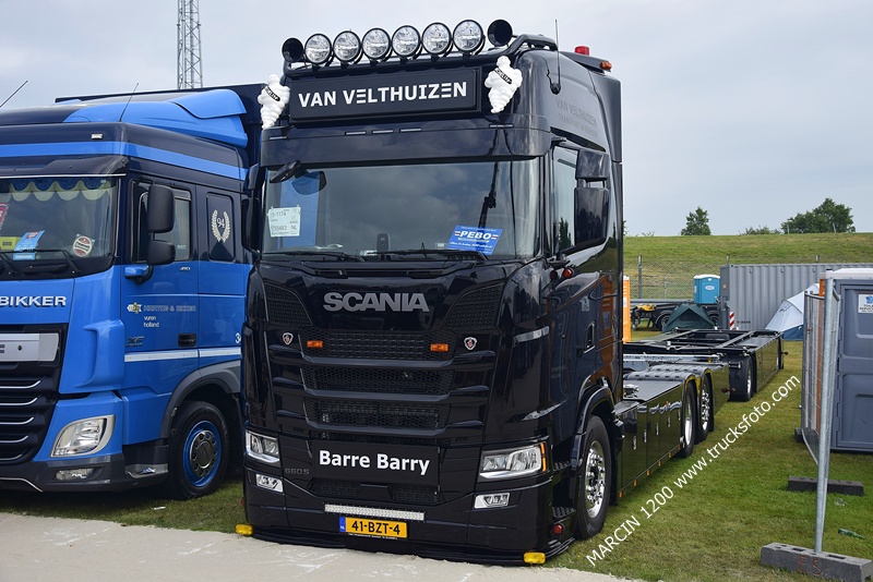 _DSC1455 VAN VELTHUIZEN-crop-SCANIA S660 V8.JPG