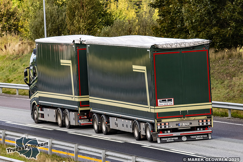 Volvo FH16 - Mosby.jpg