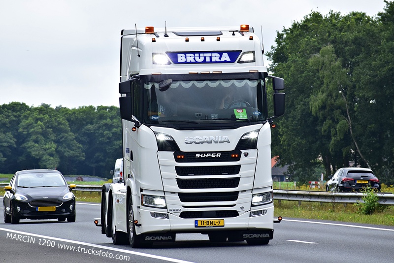 _DSC9906 BRUTRA-crop-SCANIA S580 V8.JPG