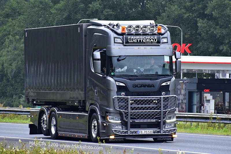 _DSC9625 FAHRSCHULE WETTERAU-crop-SCANIA S V8.JPG