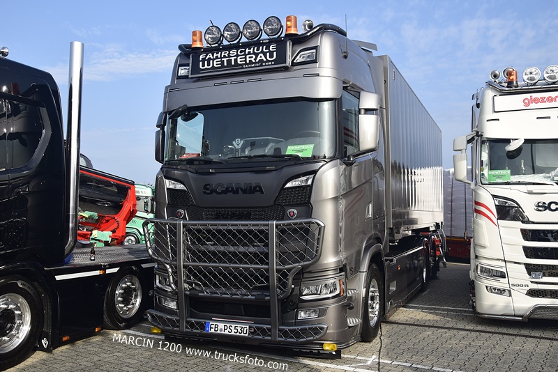 _DSC1253 FAHRSCHULE WETTERAU-crop-SCANIA S V8.JPG