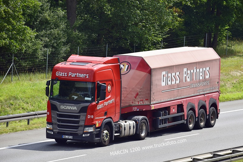 _DSC00011 (1290) GLASS PARTNERS-crop-SCANIA R460 NG.JPG