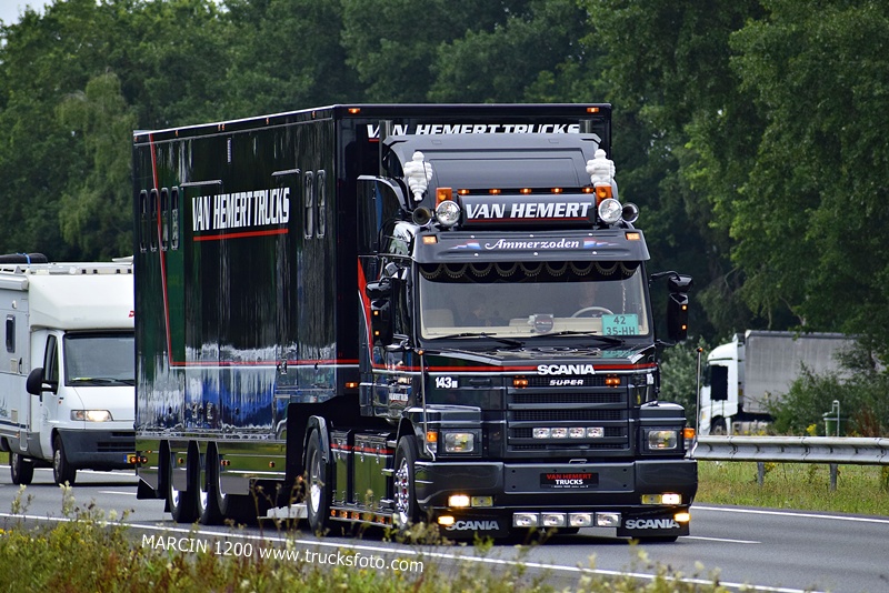 _DSC0822 VAN HEMERT-crop-Scania T143M.JPG