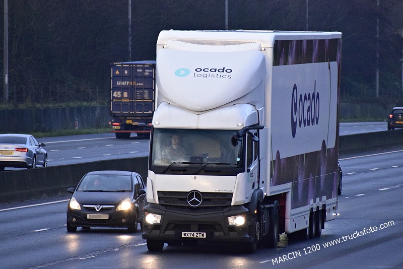 _DSC9229 OCADO LOGISTICS-crop-ACTROS.JPG