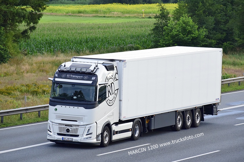 _DSC8223 RD TRANSPORT-crop-VOLVO FH AERO.JPG