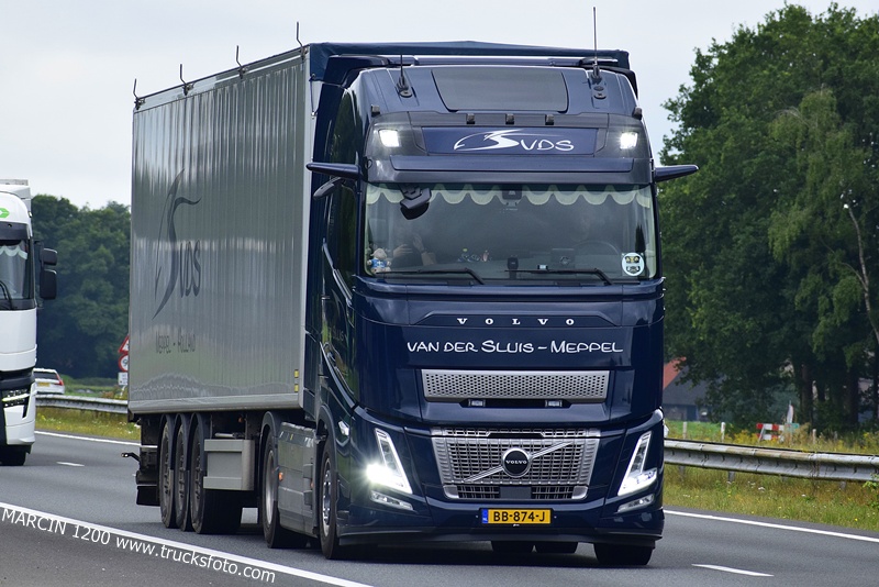 _DSC0024 VDS VAN DER SLUIS-crop-VOLVO FH AERO.JPG