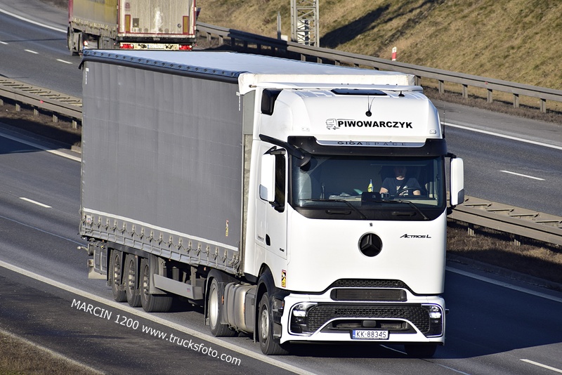 _DSC0864 PIWOWARCZYK-crop-ActrosL ProCabin.JPG