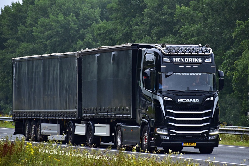 _DSC9659 HENDRIKS-crop-SCANIA S660 V8- 25,25m.JPG