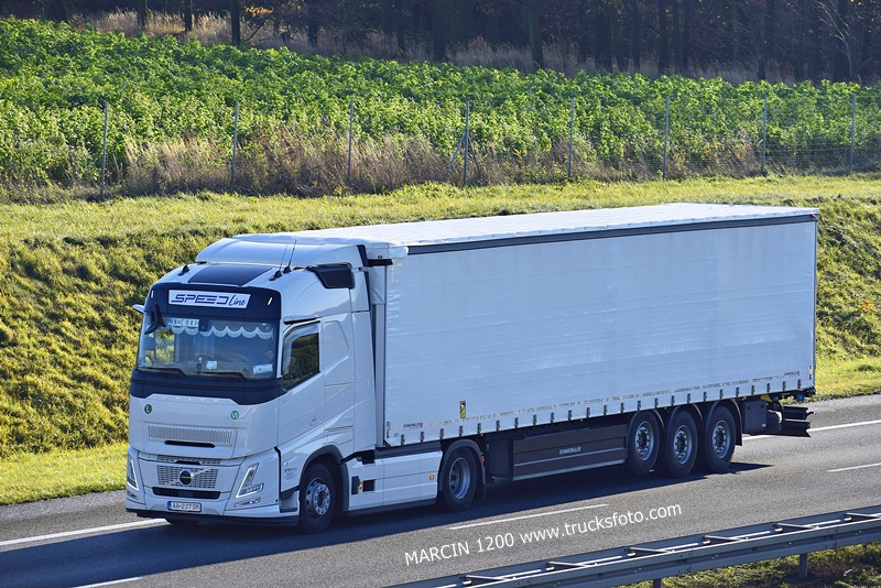 _DSC4715 Speed Line-crop-VOLVO FH AERO.JPG