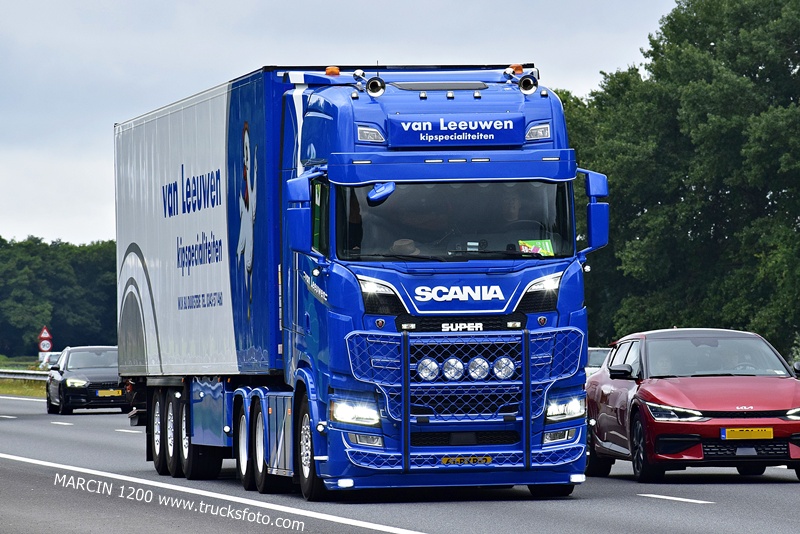 _DSC9972 VAN LEEUWEN-crop-SCANIA S V8 SUPER.JPG