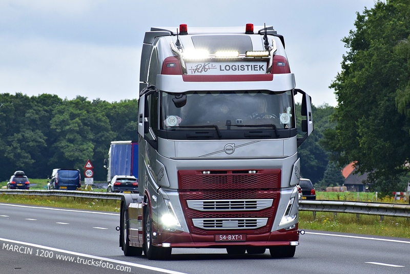 _DSC9941 RK LOGISTIEK-crop-VOLVO FH5.JPG