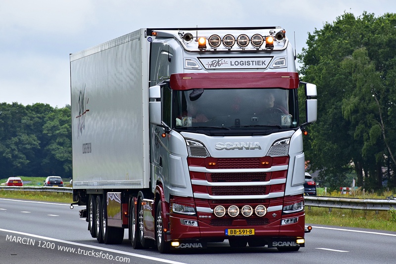 _DSC9940 RK LOGISTIEK-crop-scania s590 v8.JPG