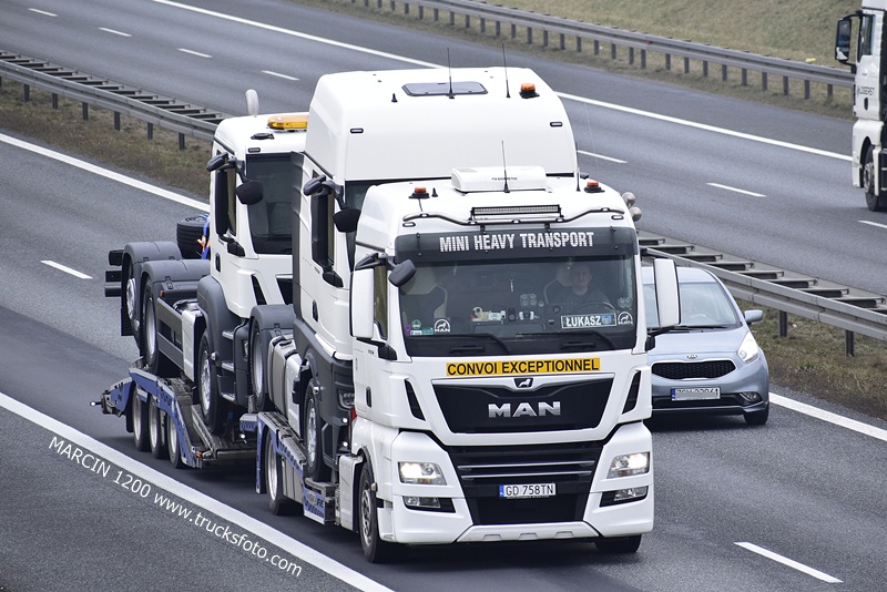 _DSC4573 MINI HEAVY TRANSPORT-crop-MAN TGX.JPG