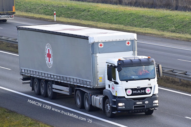 _DSC8893 POMOC HUMANITARNA-crop-MAN TGS SZWAJCARIA.JPG