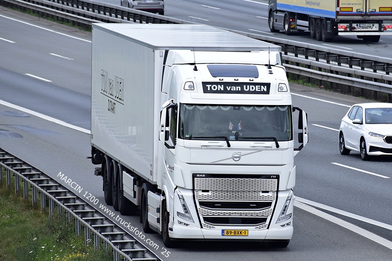 _DSC8480 TON VAN UDEN-crop-VOLVO FH5.JPG