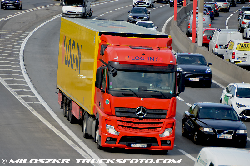 Mercedes Benz Actros MP4_Log In_5379.JPG
