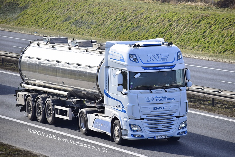 _DSC4273 MILOSLAV HOLOUBEK-crop-DAF XF 106 II.JPG