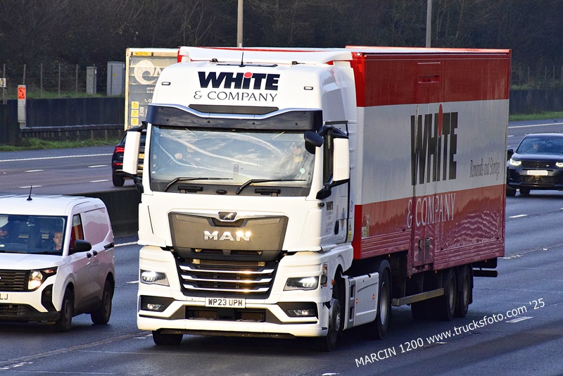 _DSC9322 WHITE-crop-MAN TGX II.JPG