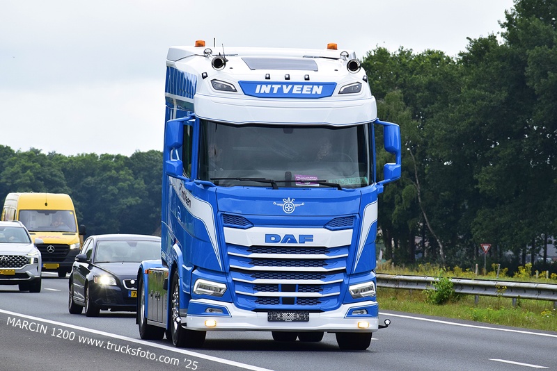 _DSC0076 INTVEEN-crop-DAF XG.JPG