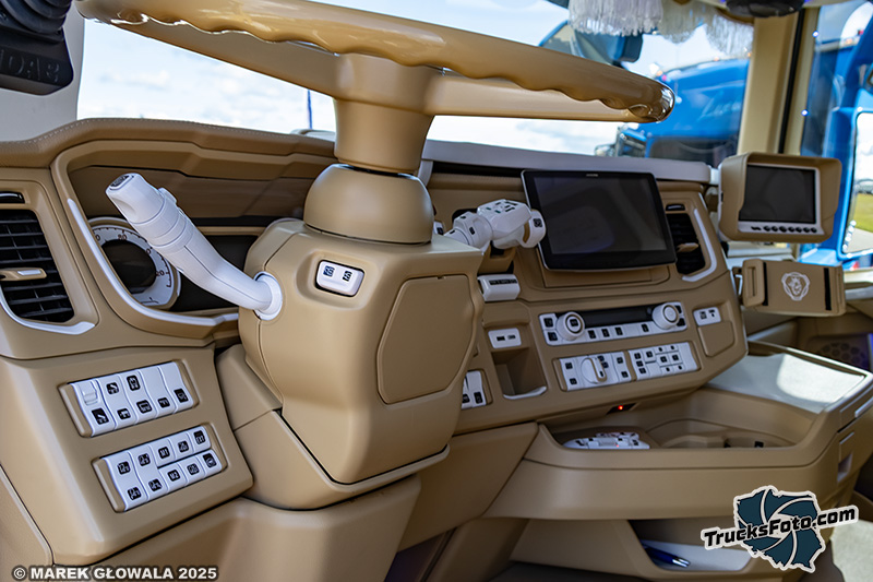 Scania R590 - Molanders Jerry Lee Lewis.jpg