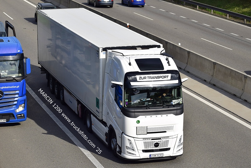 _DSC7227 ŻUR TRANSPORT-crop-VOLVO FH5.JPG