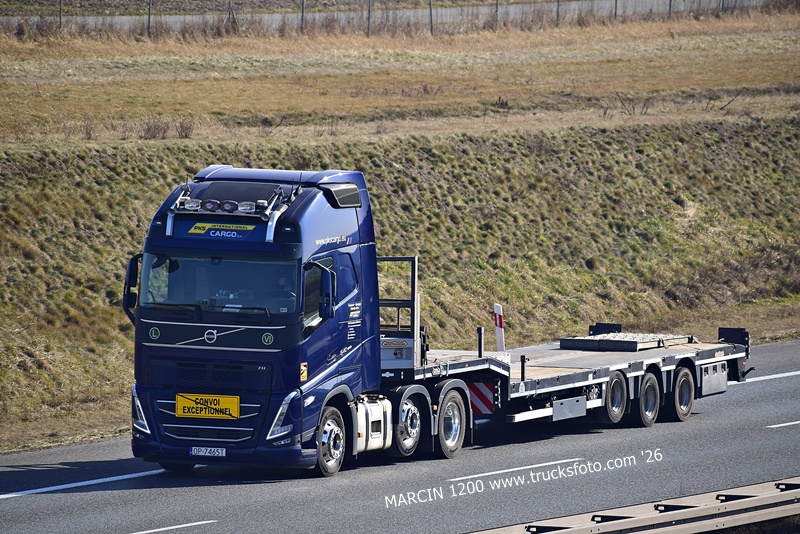 _DSC2889 PKS CARGO-crop-VOLVO FH5.JPG