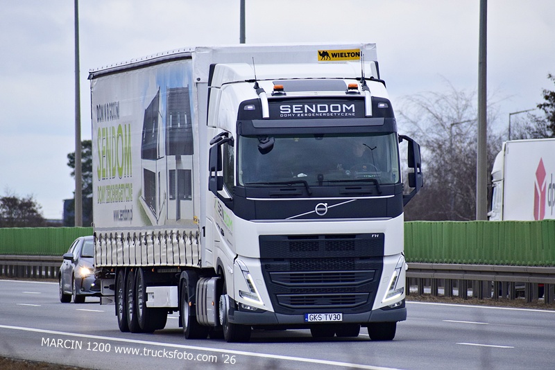 _DSC1797 SENDOM-crop-VOLVO FH5 - WIELTON.JPG