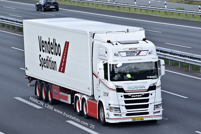_DSC8026 VENDELBO SPEDITION-crop-SCANIA R560 NG.JPG