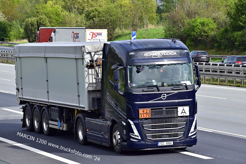 _DSC2140 ROMAN VODICA-crop-VOLVO FH5.JPG