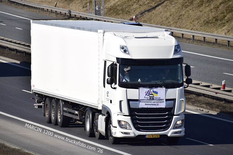 _DSC2313 POMOC HUMANITARNA-crop-DAF XF 106 II.JPG