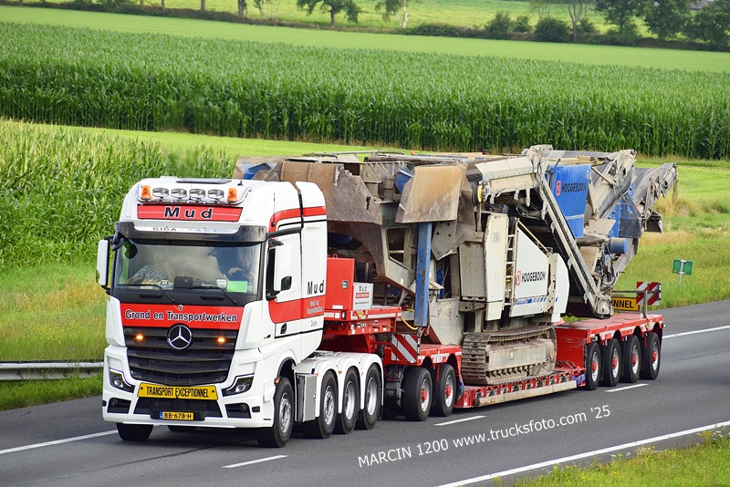 _DSC1072 MUD-crop-Mercedes-Benz ACTROS MP5 4463 8X4.JPG