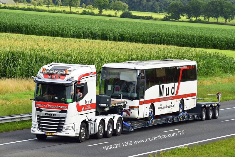 _DSC1074 MUD-crop-DAF XG+ 8X4.JPG