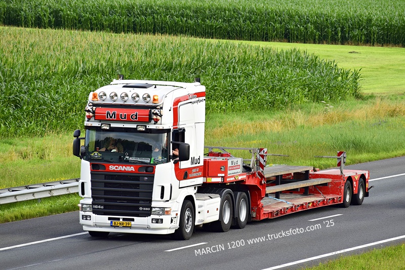 _DSC1077 MUD-crop.JPG