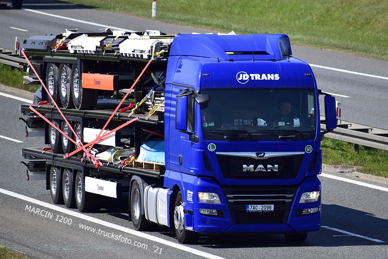 _DSC5850 JD TRANS-crop-MAN TGX.JPG