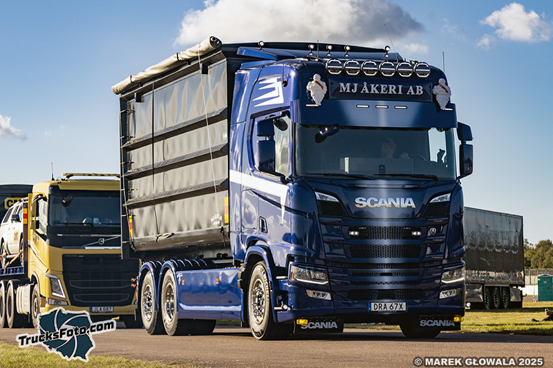 Scania R590 V8 - MJ Akeri.jpg